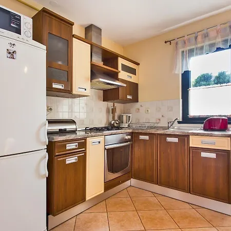 Moderne In Stoja Mit Privater Terrasse