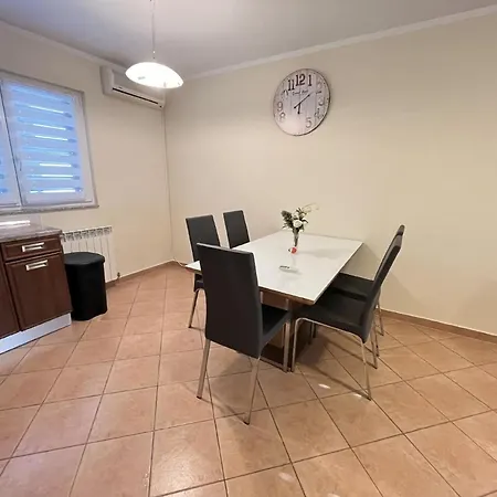 Moderne In Stoja Mit Privater Terrasse